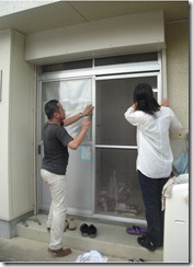 事務所開設の準備をするスタッフ達