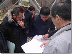 住民の説明に耳を傾ける専門家とJVC山崎（左端）