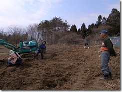 笹の根っこを取り除く住民の方々