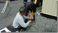 漁師の方から紐の結び方を教わる