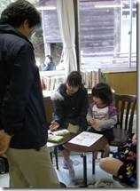 ぬり絵に夢中の子どもたち