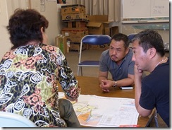 住民の話に耳を傾けるJVC山崎(写真中央)