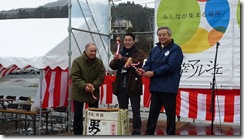 鏡割りの様子（右は気仙沼市長、中央はJVC岩田)