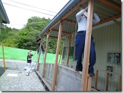 住民の方と協力して設置作業を行う(画面中央はJVC野口)