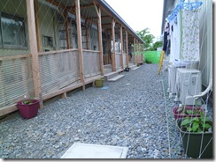 通路の両側を覆うネット