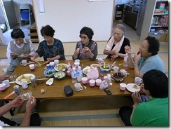 採れたてのじゃがいもを試食中