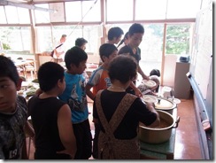 配膳を手伝ってくれた浦島小学校の児童の皆さん