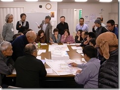 図面や模型を利用した話し合いの様子