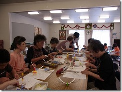 皆さん、かご作りに夢中です。