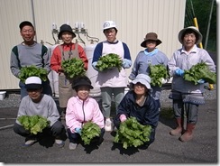住民の皆さんと初物の収穫です