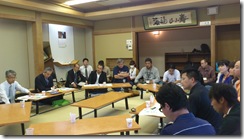 市長・副市長と仮設分科会参加団体との懇談会」の様子（左から峯浦副市長・菅原市長・ＪＶＣ山崎）
