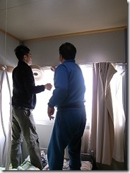 入居者と共に作業を行う