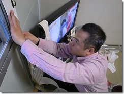 鉄骨に断熱テープを貼るJVC山崎