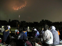 花火を眺める浦島小学校の人々