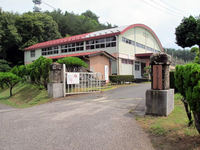 校門から眺めた浦島小学校