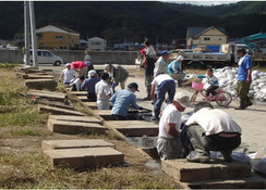 地域住民とボランティアの共同作業の様子
