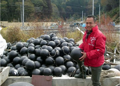 積み上げられた大量の浮き（右はJVC山崎）