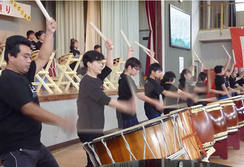 「小々汐打囃子保存会」の披露<br>そろいのTシャツには「REBORNふっこう気仙沼」とある 
