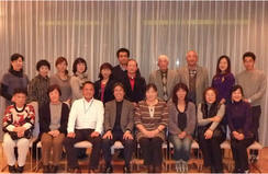 「小々汐打囃子保存会」「江戸川区太鼓連盟」で行った 前夜の懇親会 （前列左から3番目がJVC山崎、後列 一番右がJVC岩田） 