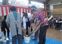 収穫祭(餅つき)の準備をするJVC山崎(右)