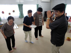 賞を渡す今野さん