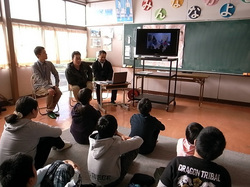 真剣にJVCスタッフの話を聞く児童の皆さん