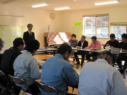峯浦副市長の冒頭挨拶（中央奥から2番目がJVC山崎）