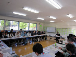 仮設住宅分科会参加団体の意見等を聞き取る市職員