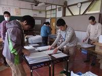 閉校式典の準備の様子（右から2番目がJVC石原、左からJVCボランティアの山井さん、森野さん）