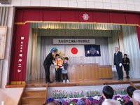 閉校式で行われた「校旗納め」