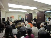 JVC合唱団有志に気仙沼の現状を語る閉校記念事業実行委員会委員の二人（右はJVC石川）