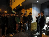 早稲田大学グリークラブ有志の学生たちに浦島小学校の歴史を語る実行委員の二人