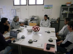 地元の建設会社を訪れ、今後の見通しについてヒアリングを行う。
