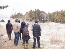住民の案内の下、地域に理解を深めるまち歩きも行った