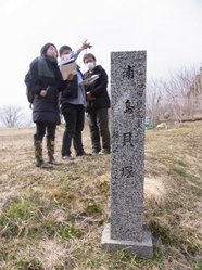 四ヶ浜のまち歩きの様子。四ヶ浜には「浦島貝塚」と呼ばれる史跡がある
