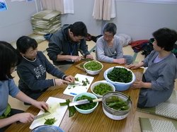 ワカメの部位にあわせて調理をしていきます