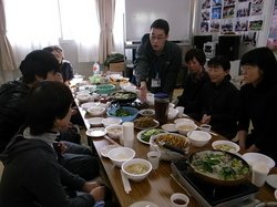 皆でワカメ料理を味わいました(右から4人目はJVC岩田)