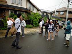住宅地を歩いて回る