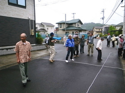 ロープを使って道路幅や間口の広さを確認する様子(※現地の住民に了解を得て実施)