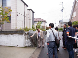 境界線を見ながら意見交換をする住民たち