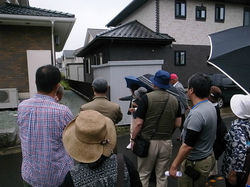 敷地境界と建物との距離を確認する様子
