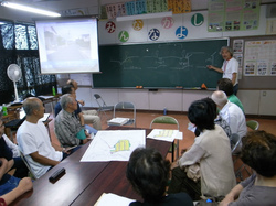 アドバイザーの話に熱心に耳を傾ける住民の皆さん