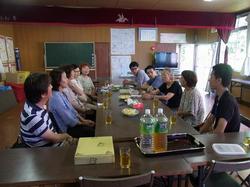 住民の方から震災当時の話を聞く参加者（左が横山、右がJVC石原）