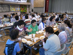 体育館で行われた昼食会の様子