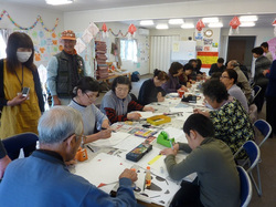 真剣な表情で凧作りを行う住民の皆さん