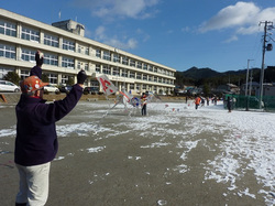 みんなで協力して連凧を揚げます