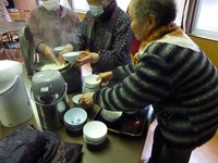 配膳の準備中