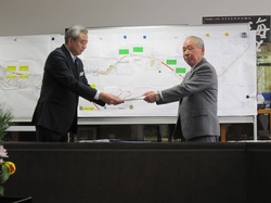 市長へ要望書を提出（右側が浦島地区振興会の小野寺会長）