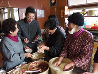 「くるみだれ」の味見中