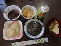 手作りの「くるみだれ」と「黒胡麻だれ」(手前)